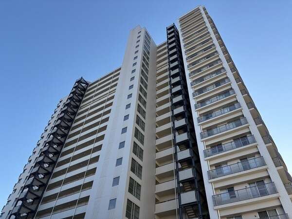 地上24階建、三菱地所グループ分譲マンション。当該住戸は2026年5月に室内リフォーム実施予定です。