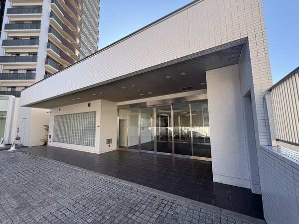 三菱地所コミュニティによる日勤管理体制です。共用部は手入れが行き届き、清潔感がございます。