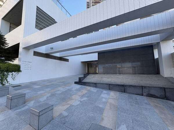 総戸数213戸のビッグコミュニティ。エントランスにはオートロック採用で、防犯面に配慮されています。