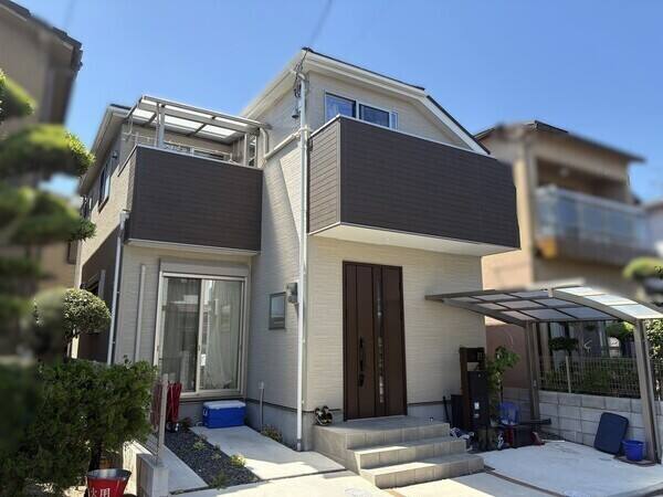 2023年6月築、太陽光発電システムが搭載された木造2階建住宅。陽当り・通風良好な住まいです。