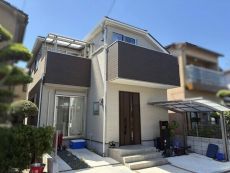 2023年6月築、太陽光発電システムが搭載された木造2階建住宅。陽当り・通風良好な住まいです。