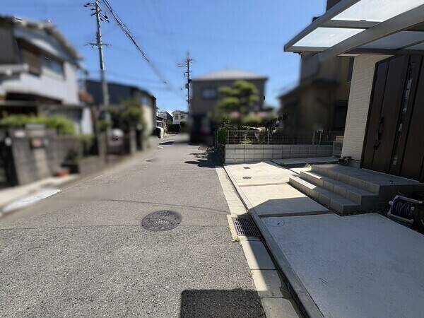 車1台分のカースペース付き(車種による)。周辺は第一種低層住居専用地域内の、閑静な住宅地です。