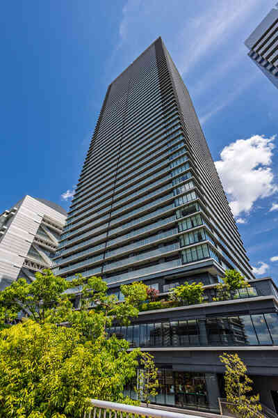 地上55階建免震構造マンションの23階部分に位置します。京阪中之島線「中之島」駅まで徒歩2分の立地。