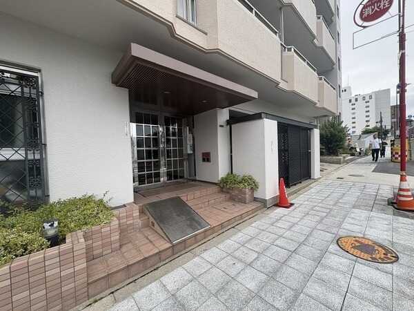 前面道路には歩道が整備されています。安全確認を行いやすく落ち着いて出入りすることができます。