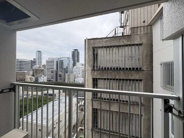 通風良好な2面採光設計。土佐堀川のゆったりとした流れを望む、南向きバルコニーが備わっています。