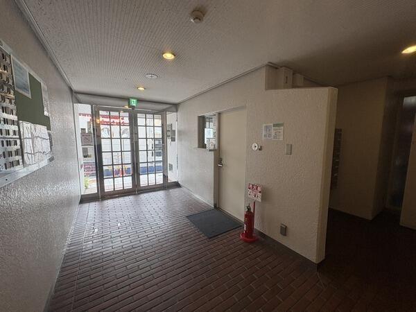 自然光を取り込む心地良い空間です。共用部は日本住宅管理株式会社によって日勤管理が実施されています。