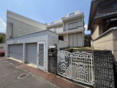 RC造2階建て住宅のご案内です。南面接道につき陽当り良好。屋上テラス・庭・電動シャッター付き車庫有。