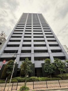 地上23階・地下1階建てのタワーマンション。10階部分、南向きにつき陽当り・眺望良好な住まいです。
