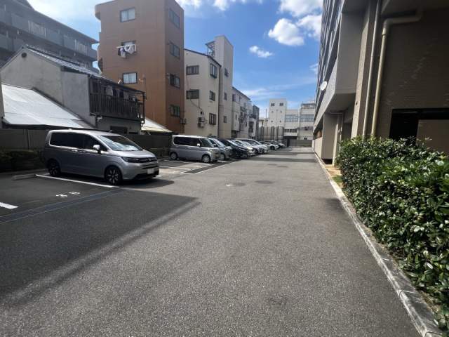 駐車場(共用設備)  写真撮影日：2026-07-10