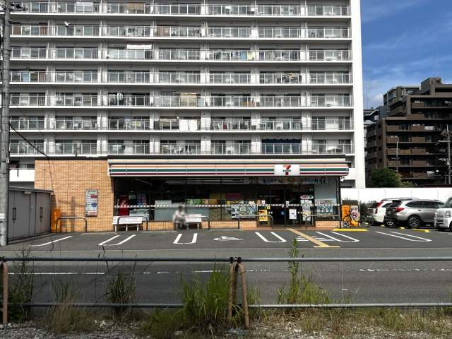 セブンイレブン大阪三国本町3丁目店 150m 写真撮影日：2026-07-10