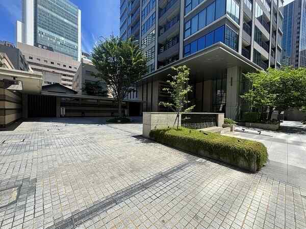 地下鉄四つ橋線「西梅田」駅徒歩3分・JR東西線「北新地」駅徒歩5分など交通利便性の高い立地です。