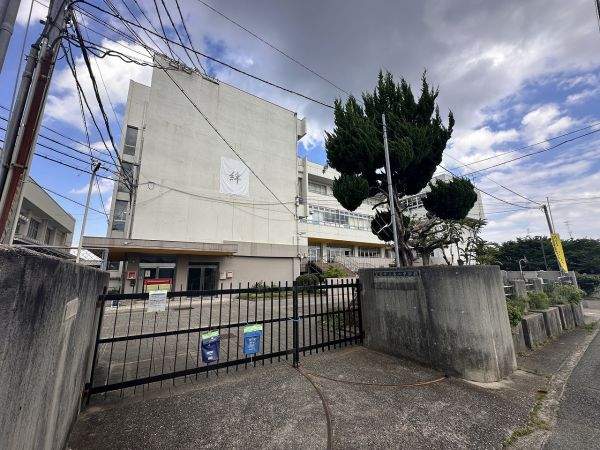 箕面市立第二中学校 530m 写真撮影日：2026-07-19