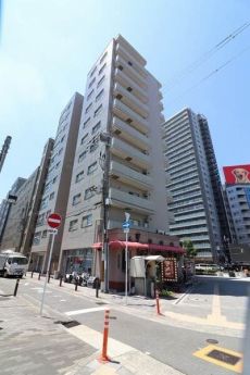 JR東西線「大阪天満宮」駅徒歩5分など、複数路線利用可能。地上11階建のSRC構造マンションです。