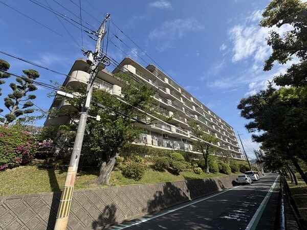 地上6階建RC造マンションの1階住戸です。下階への音を気にせず過ごせるので、子育て世帯にもおすすめ。