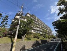 地上6階建RC造マンションの1階住戸です。下階への音を気にせず過ごせるので、子育て世帯にもおすすめ。