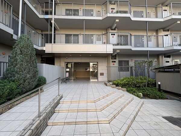 エントランス前にはスロープが設けられており、ベビーカーや車椅子もスムーズに通行することができます。