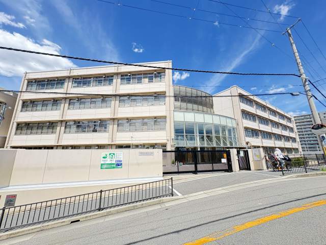 吹田市立千里丘中学校 270m 写真撮影日：2026-08-07