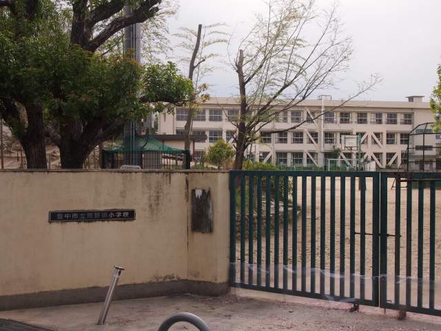 豊中市立熊野田小学校 480m 写真撮影日：2026-08-08