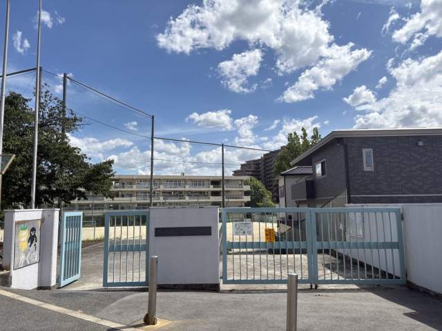 吹田市立山田中学校 550m 写真撮影日：2026-08-09