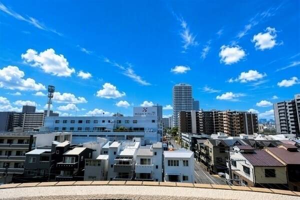 南・西に跨る引き回しバルコニーを有する、開放的な角住戸。晴れた日はバルコニーから青空を楽しめます。