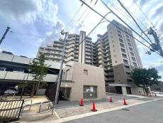 阪急千里線「関大前」駅まで徒歩11分。梅田方面へスムーズにアクセスでき、通勤・通学に便利です。