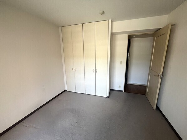 各洋室や廊下に収納が設けられています。衣類や小物類などを収納し、お部屋の中をすっきりと保てます。