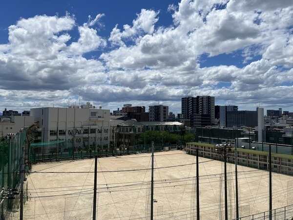 地上12階建の6階部分に位置しています。周辺に高い建物が少ないため、開放的な景色が広がります。