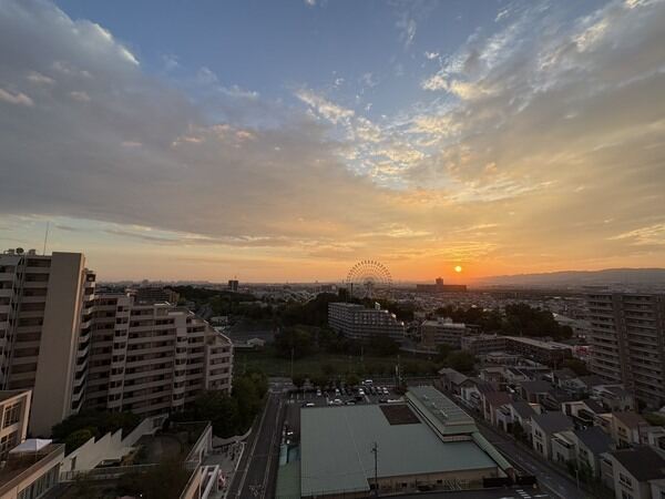 LDKは南西向きバルコニーと北西向きルーフバルコニーに面します。晴れた日には美しい夕景が広がります。