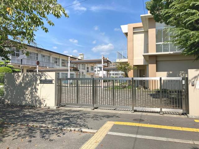 市立芥川小学校 450m 写真撮影日：2026-08-31