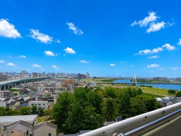 バルコニー前面に視界を遮る建物がなく、晴れた日には爽やかな青空と淀川を望む開放的な景色が広がります。