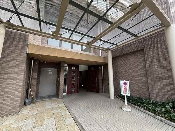オートロックやモニタ付きインターホンが採用されているマンションです。防犯面に配慮されています。