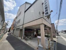 近鉄難波・奈良線「布施」駅まで徒歩10分の立地。様々な用途をご検討いただける、店舗付き住宅です。