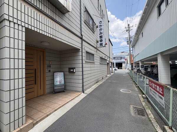 店舗用出入り口と住宅用玄関は分かれていますので、オンとオフを切り替えやすい間取り設計です。