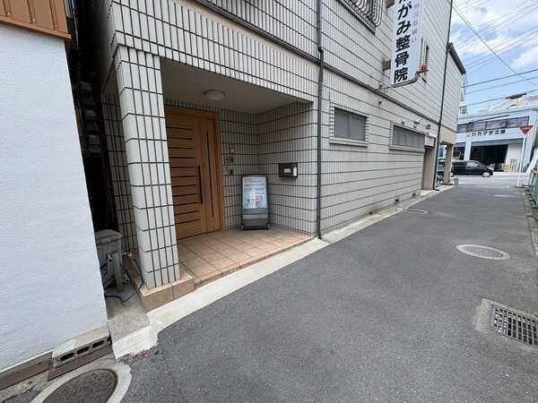 2000年1月築の鉄骨造地上3階建ての建物です。建物面積は約62.77坪とゆとりある広さです。