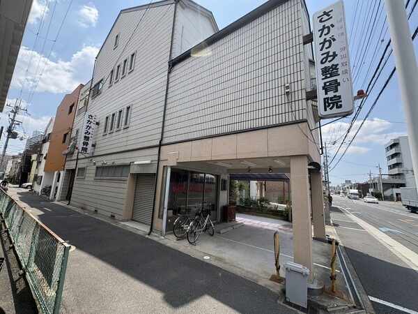 駐車3台可(車種による)。屋根付きスペースもあり、雨天時などの車の乗り降りもゆっくりと行えます。