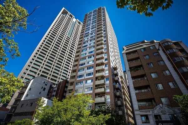 地上27階建てのオール電化タワーマンション。12階部分、北東・北西向き角住戸。通風良好な住まいです。
