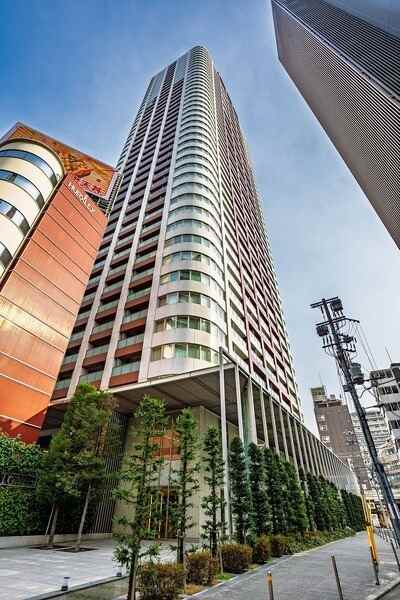 阪急神戸線「大阪梅田」駅まで徒歩5分他、複数沿線利用可能。地上43階地下1階建のタワーレジデンス。
