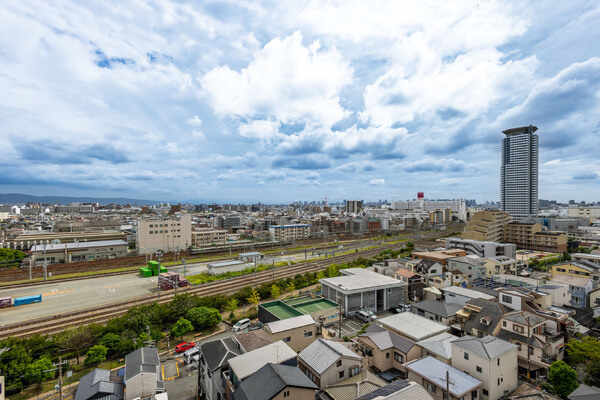 RC造地上11階建マンションの最上階部分に位置しています。角住戸につき陽当り・通風・眺望良好です。