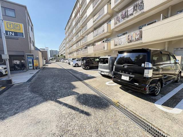 駐車場(共用設備)  写真撮影日：2026-10-11