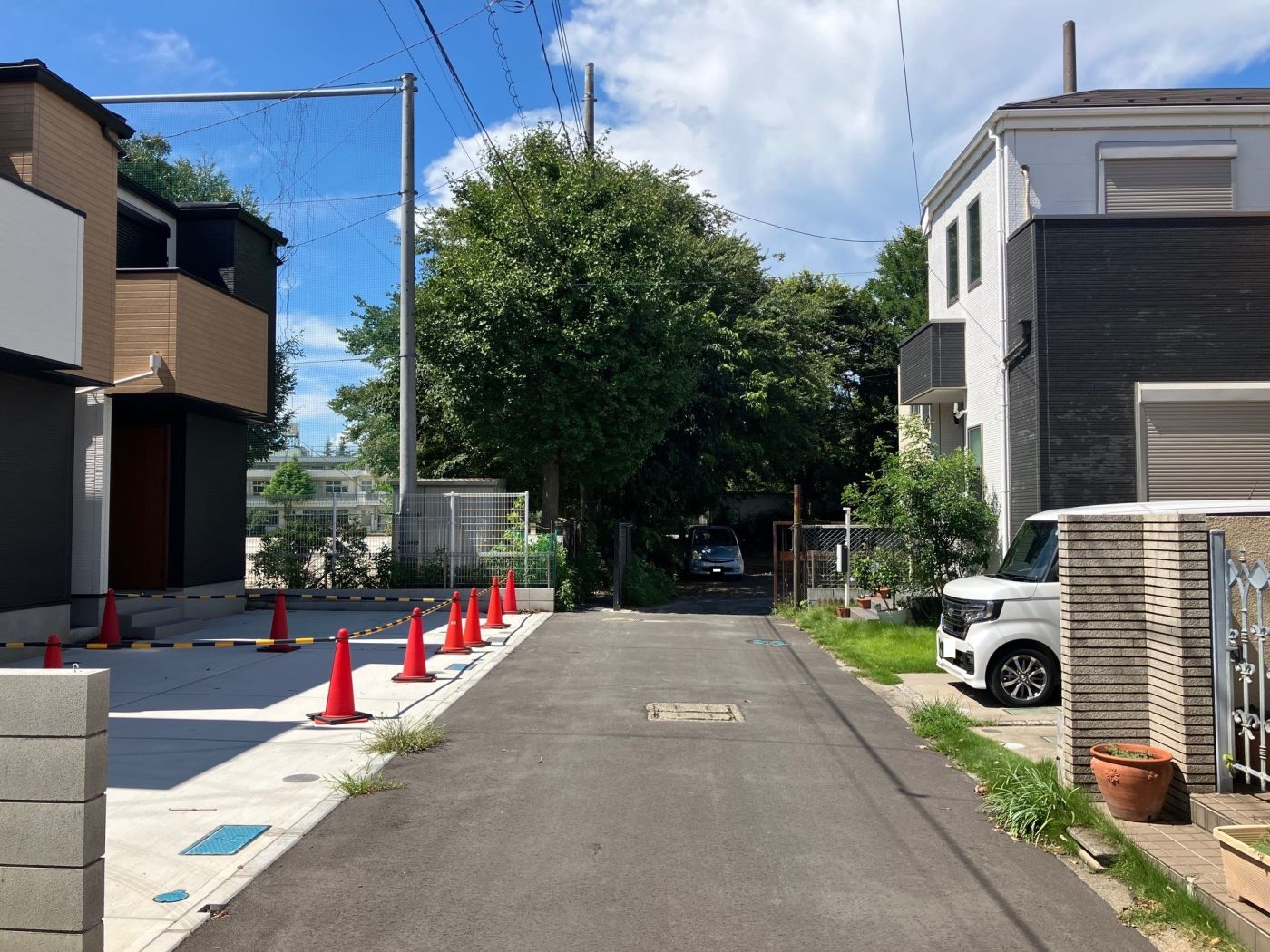 北東側前面道路（2024年8月撮影）