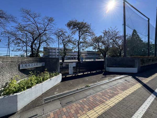 上尾市立芝川小学校 627m 写真撮影日：2024-11-07 