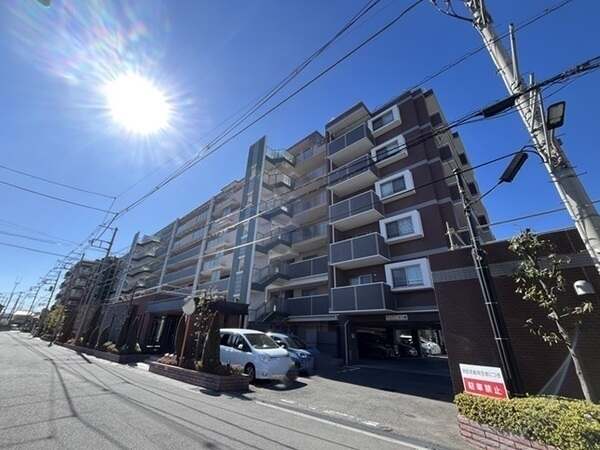 東武伊勢崎線「谷塚」駅徒歩13分。総戸数101戸、RC造地上7階建のオートロック付きマンションです。