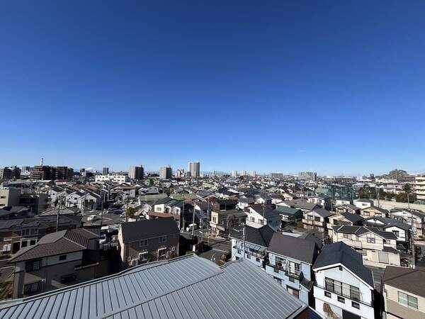 遮るものなく周囲を見晴らす開放的な眺望。外部からの視線が届きにくい、プライバシー性の高さも魅力です。