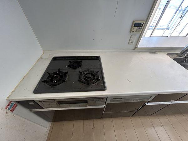 キッチン内ガスコンロ