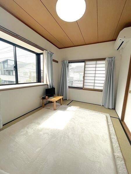 ◆角部屋ならではの二面彩光で日当たり良好な和室　◆畳表替え、障子張替（2024年4月実施）
