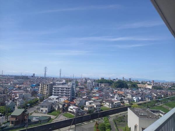晴れた日には、遠方の山まで見渡すことができます。気分をリフレッシュして、家事や勉強に励めそうです。
