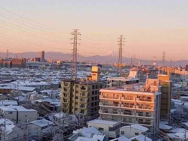 バルコニーから、雪化粧をした美しい富士山が望めます(天候・季節による)。贅沢な時間が過ごせそうです。