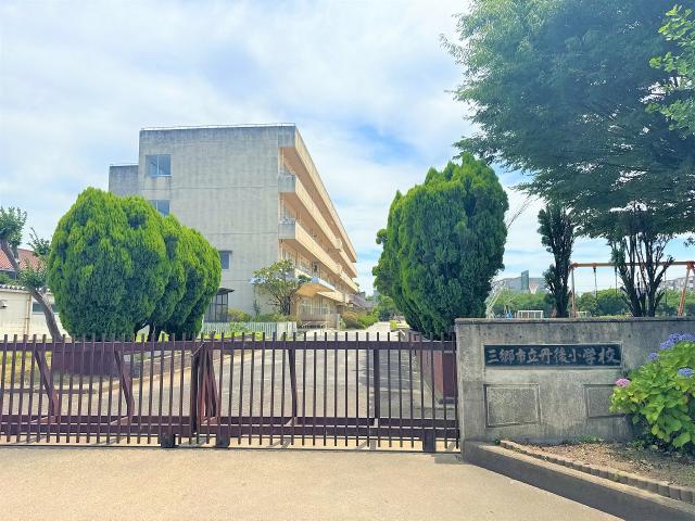 三郷市立丹後小学校 270m 写真撮影日：2025-07-03
