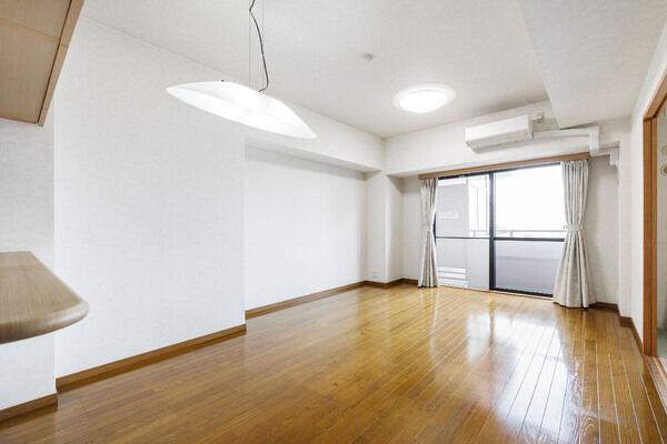 バルコニーに面した開口部が広く、眺望も良好なため開放的なLD。休日はゆったりと過ごせそうです。