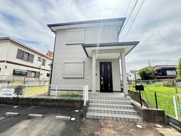 つくばエクスプレス「八潮」駅徒歩20分の立地です。2004年7月築、庭付きの2階建て木造住宅です。
